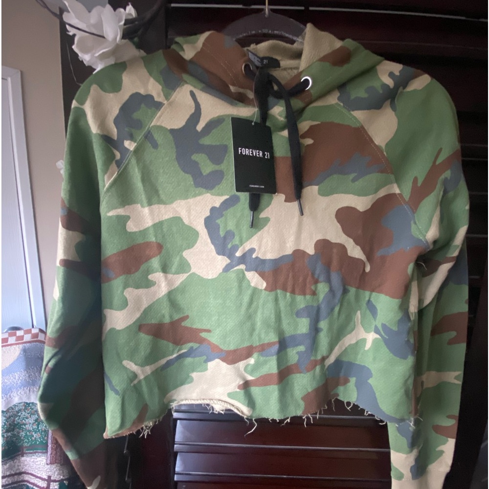 Forever 21 cut off midriff camouflage hoodie